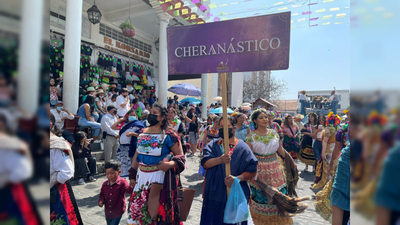 Artesanos se alistan para el desfile de Domingo de Ramos, en Uruapan