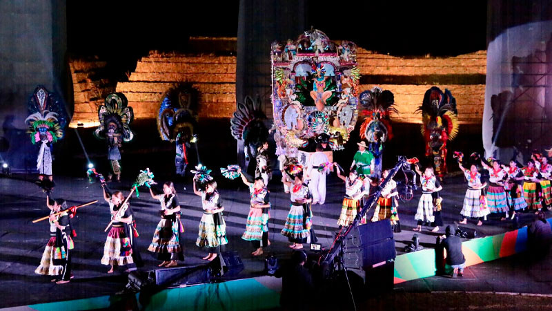 Comunidades disfrutaron noche de K´uínchekua, inicia la gran fiesta de Michoacán 