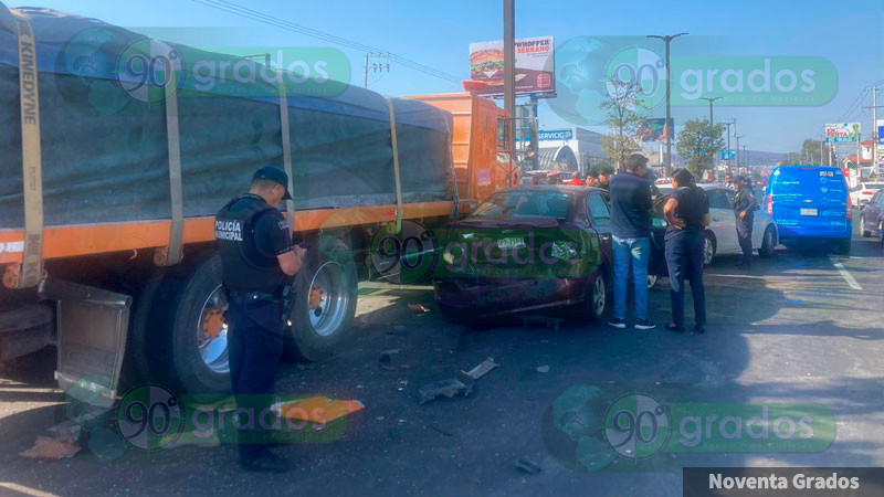 Camión de carga hace chuza en Paseo Constituyentes de Querétaro 