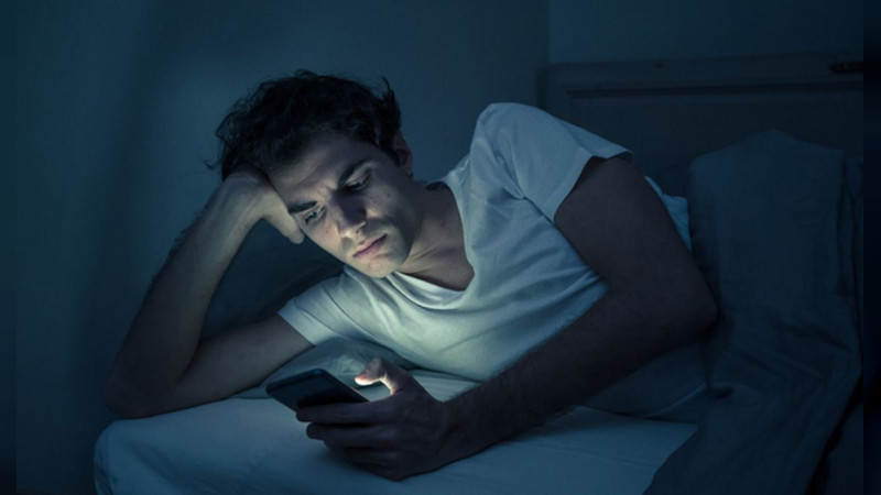 Aumentan los trastornos de sueño, por el uso nocturno de pantallas electrónicas 