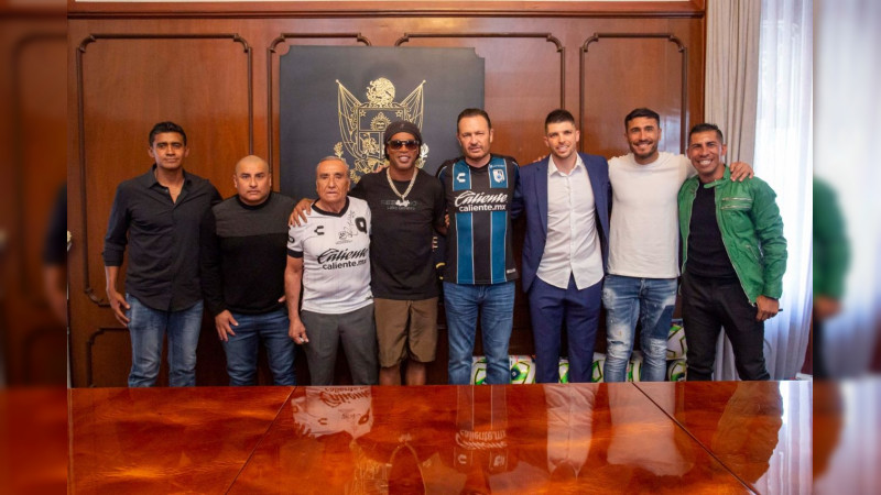 Ronaldinho es el embajador de la paz en reapertura al público del Estadio Corregidora, en Querétaro