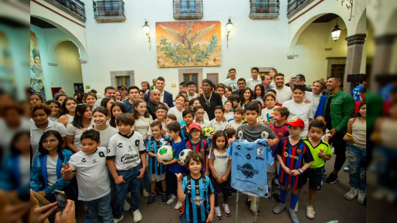Ronaldinho es el embajador de la paz en reapertura al público del Estadio Corregidora, en Querétaro