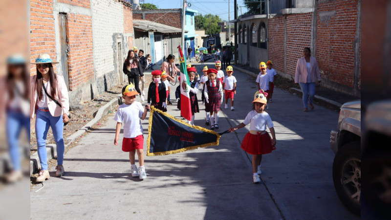 Presidenta municipal de Cuitzeo encabeza desfile conmemorativo del Natalicio de Benito Juárez, en la comunidad de Jeruco