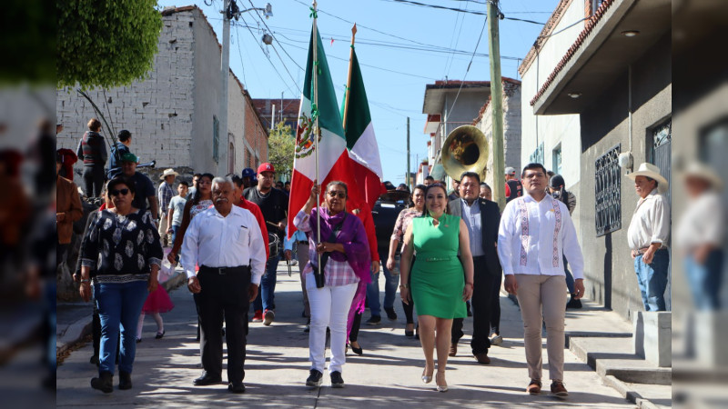 Presidenta municipal de Cuitzeo encabeza desfile conmemorativo del Natalicio de Benito Juárez, en la comunidad de Jeruco