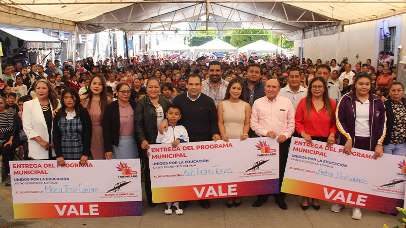 Entrega Bladimir González 400 becas con programa Unidos por la Educación en Tarímbaro