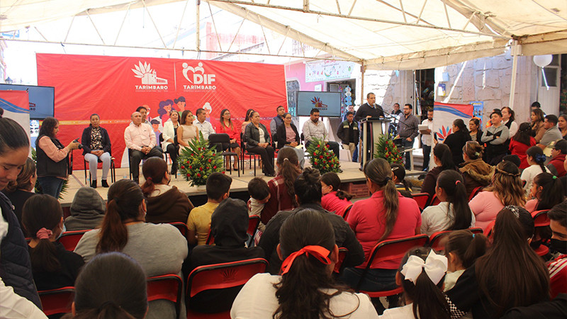 Entrega Bladimir González 400 becas con programa Unidos por la Educación en Tarímbaro