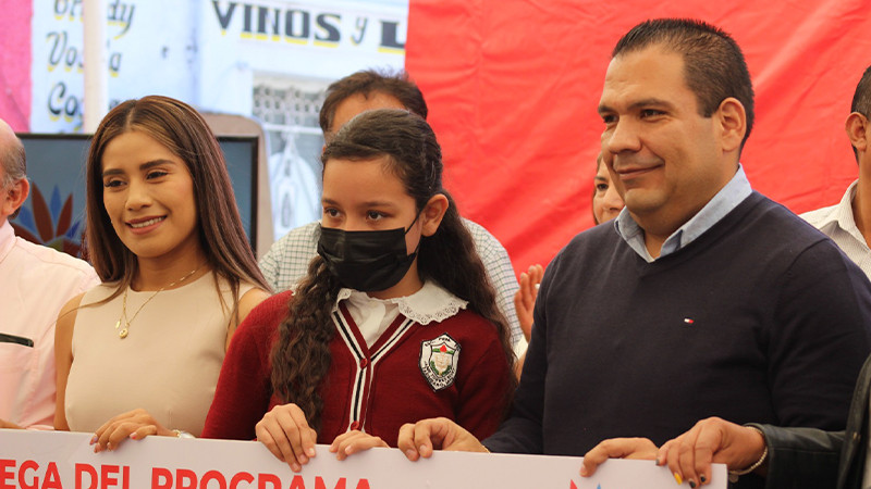 Entrega Bladimir González 400 becas con programa Unidos por la Educación en Tarímbaro