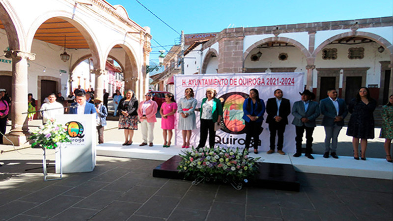 Arturo Estrada Barriga, alcalde de Quiroga,  encabeza el acto cívico y desfile por el natalicio de don Benito Juárez