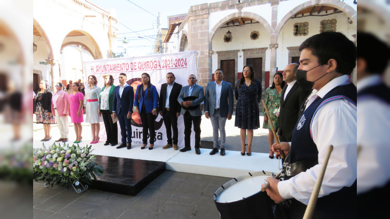 Arturo Estrada Barriga, alcalde de Quiroga,  encabeza el acto cívico y desfile por el natalicio de don Benito Juárez