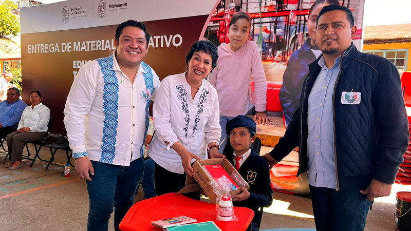 Entrega Secretaría de Educación lentes y material escolar a 41 planteles en Michoacán
