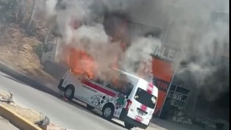 Muertos, heridos, incendios de oxxos y transporte público saldo de balaceras en Zitácuaro, Michoacán 