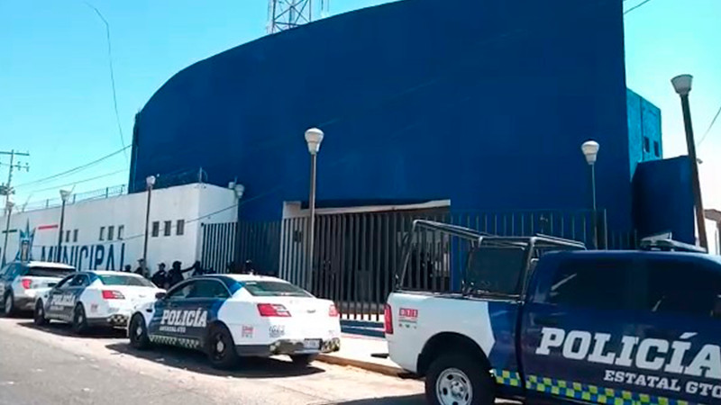 Policia estatal de Guanajuato realiza sorpresivo operativo a la policía municipal de Villagrán 