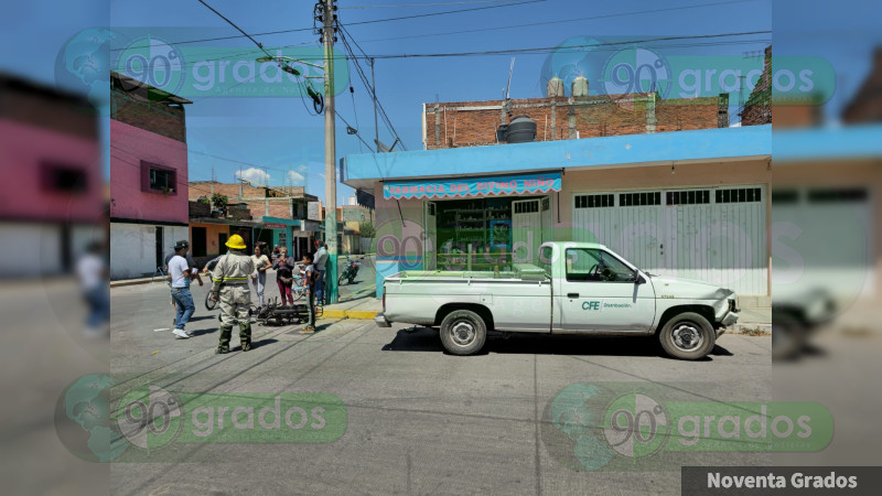 Motociclista choca contra camioneta de la CFE en Zamora, Michoacán, resultó herido 