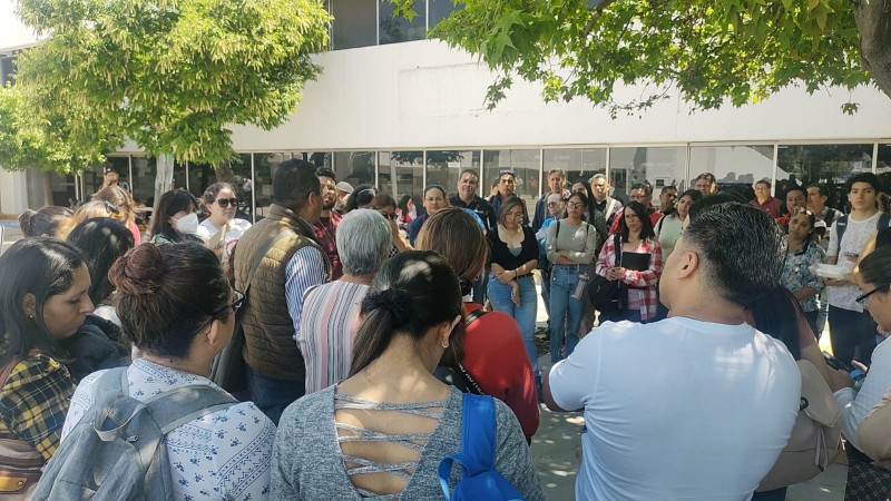 Se manifiesta CNTE azul en la SEE en Morelia 