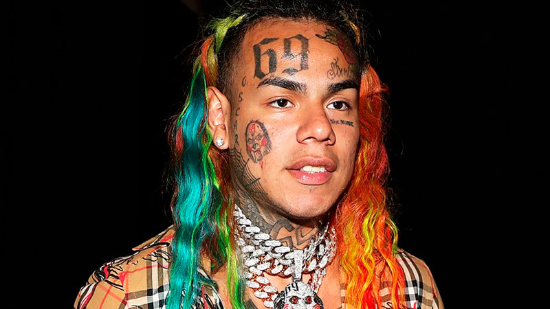 Golpean a rapero 6ix9ine en gimnasio de Florida 