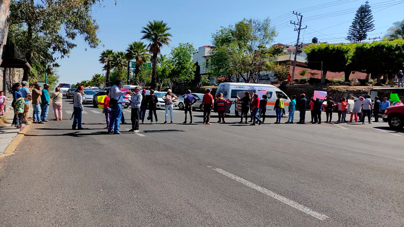 Colonos de Lomas de la Maestranza bloquean vialidad a la altura de Casa Michoacán 