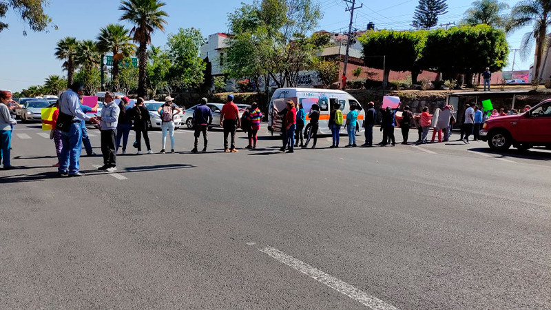 Colonos de Lomas de la Maestranza bloquean vialidad a la altura de Casa Michoacán 