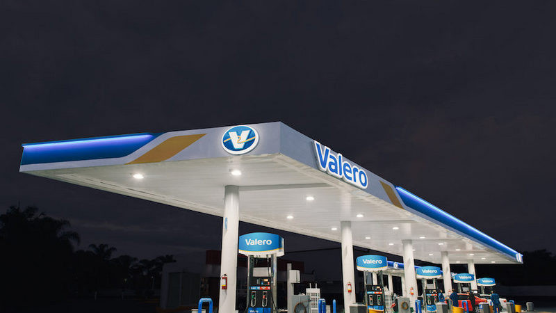 AMLO amaga con sancionar a Valero por alto precio en venta de gasolina en México 