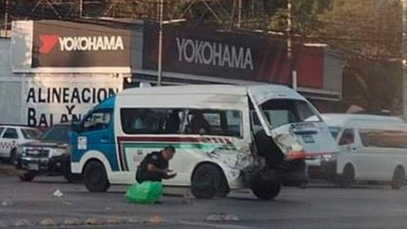 Pasajeros salen volando tras choque entre combi y tráiler en Coacalco, Estado de México 