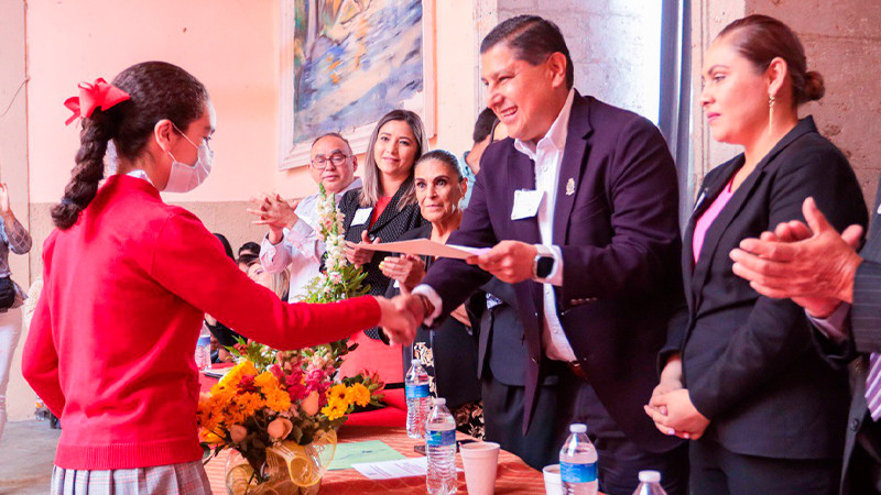 Entrega Nacho Campos mobiliario y material didáctico a la primaria Juan Delgado 