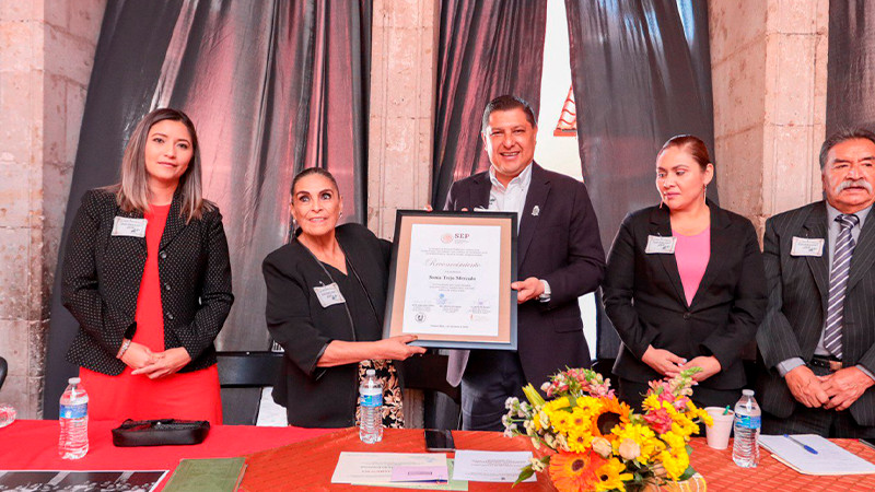 Entrega Nacho Campos mobiliario y material didáctico a la primaria Juan Delgado 