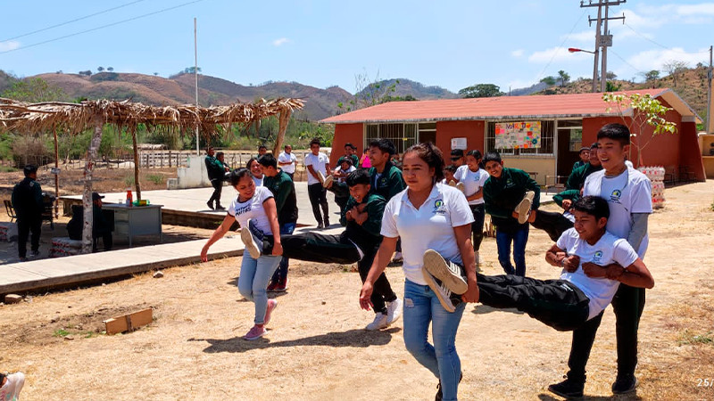 Capacita Salud Michoacán en primeros auxilios a alumnos y docentes de Aquila
