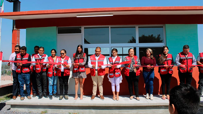 Entrega Bladimir González aulas en escuelas de Uruétaro y Los Ruiseñores