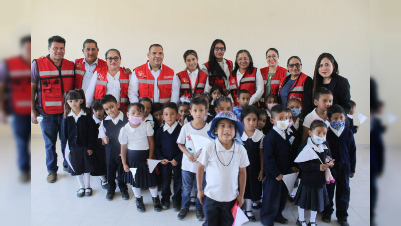 Entrega Bladimir González aulas en escuelas de Uruétaro y Los Ruiseñores