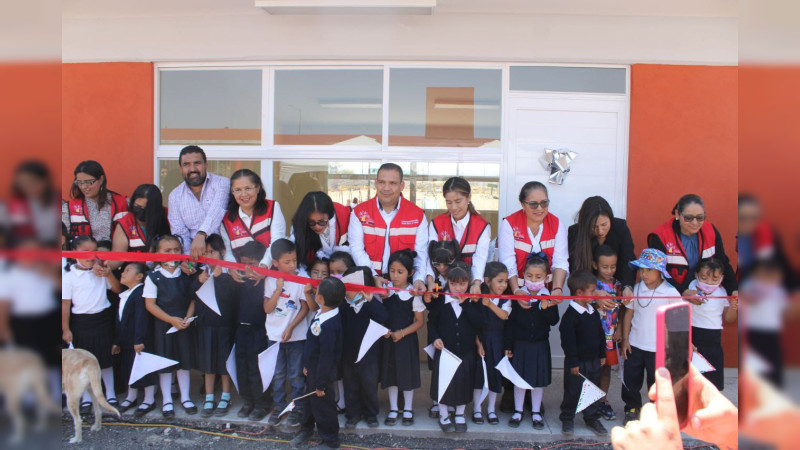 Entrega Bladimir González aulas en escuelas de Uruétaro y Los Ruiseñores