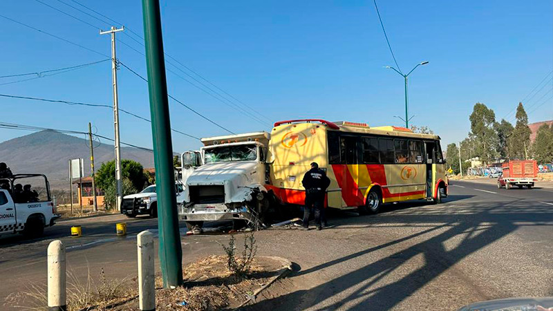 Se registra choque en salida a Quiroga, entre autobús y volteo; no hay heridos  