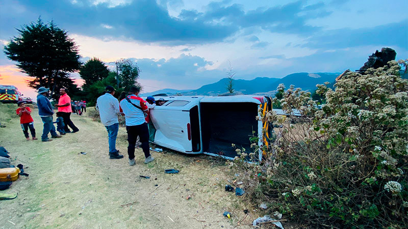Se registra volcadura vehicular en Zitácuaro, Michoacán, no hay heridos 