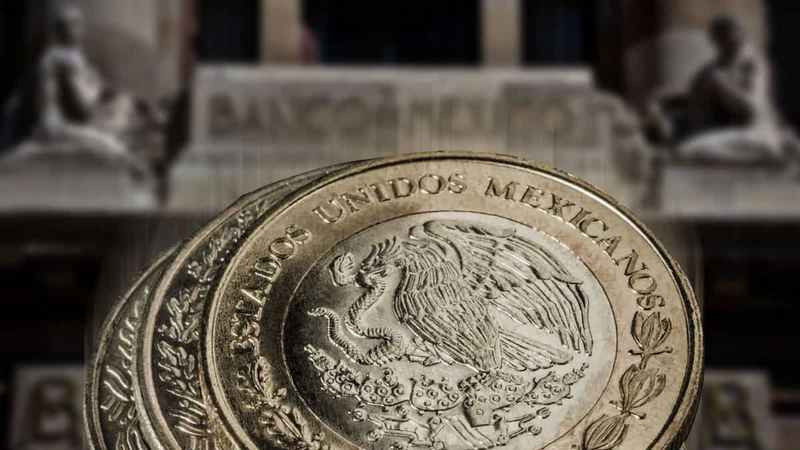 El peso se vuelve a apreciar frente al dólar; cotiza en 17.99 unidades 