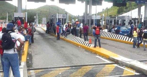 Normalistas vandalizan y toman caseta de peaje en Ecuandureo, Michoacán 