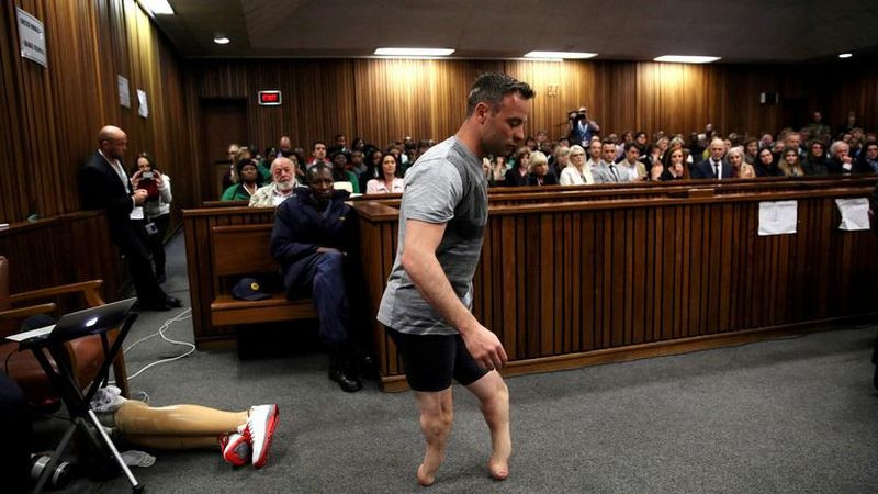 Niegan libertad condicional al atleta Oscar Pistorius, condenado por asesinar a su novia 