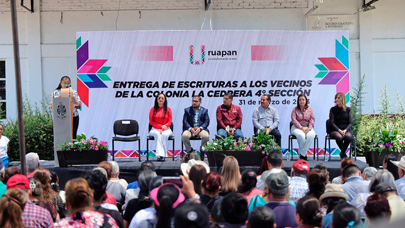 Entrega Nacho Campos 89 escrituras a familias de la colonia Cedrera 4ª sección