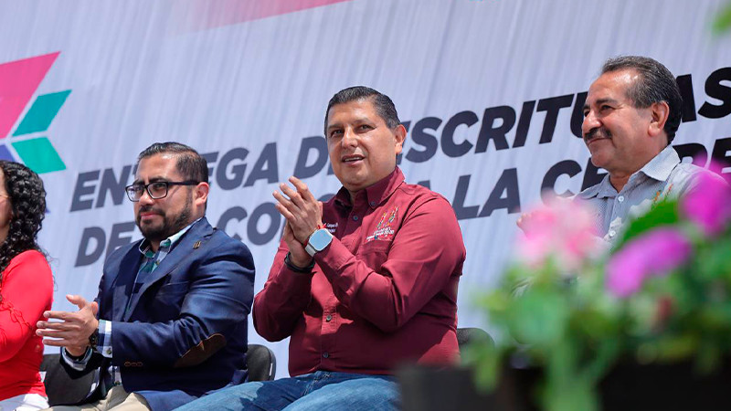 Entrega Nacho Campos 89 escrituras a familias de la colonia Cedrera 4ª sección