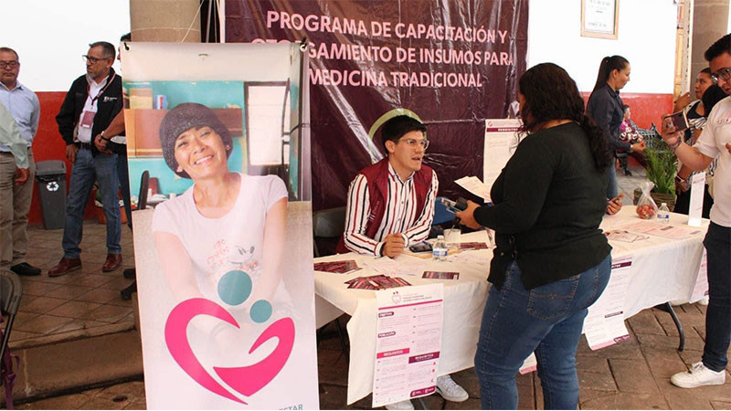 Acercan a Acutzio inscripción al programa de mujeres con cáncer