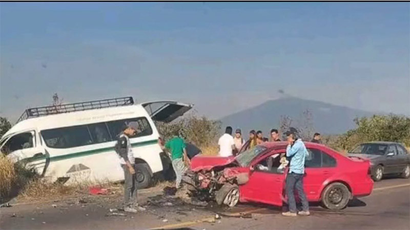 Al menos seis heridos, deja choque de frente entre combi y automóvil en Uruapan 