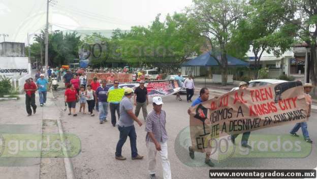Habitantes y profesores bloquean las vías del tren en Lázaro Cárdenas, Michoacán - Foto 0 