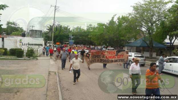 Habitantes y profesores bloquean las vías del tren en Lázaro Cárdenas, Michoacán - Foto 1 