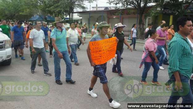 Habitantes y profesores bloquean las vías del tren en Lázaro Cárdenas, Michoacán - Foto 2 