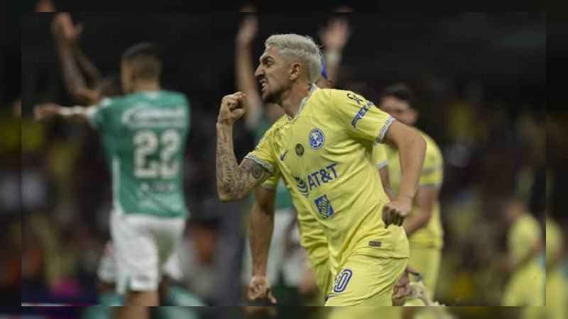 En el América vs León, árbitro propina rodillazo a futbolista; se espera sanción