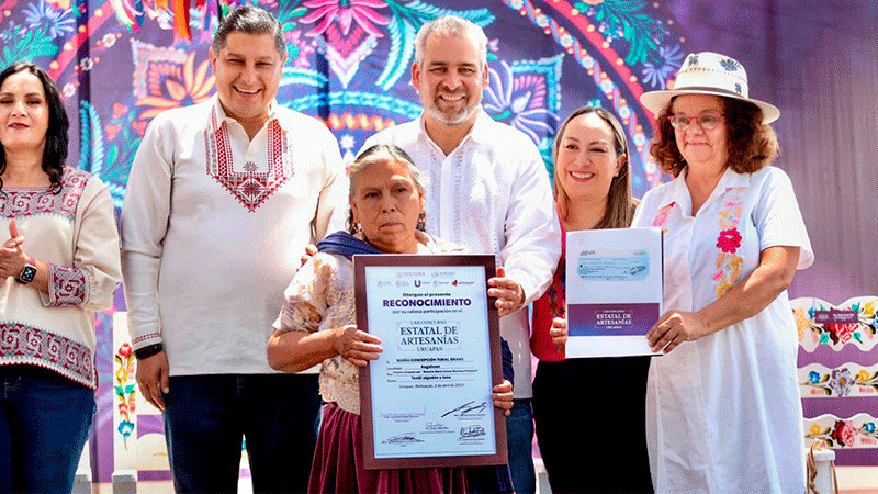 Premia Bedolla a ganadores de los concursos de Artesanías e Indumentaria Tradicional