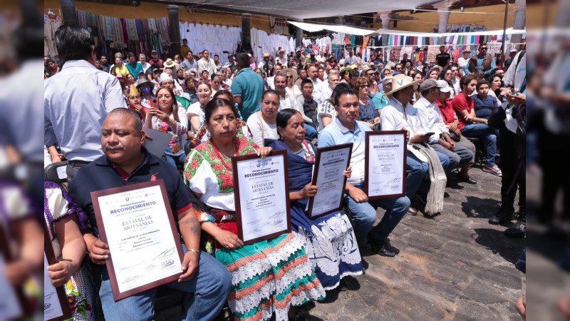 Premia Bedolla a ganadores de los concursos de Artesanías e Indumentaria Tradicional