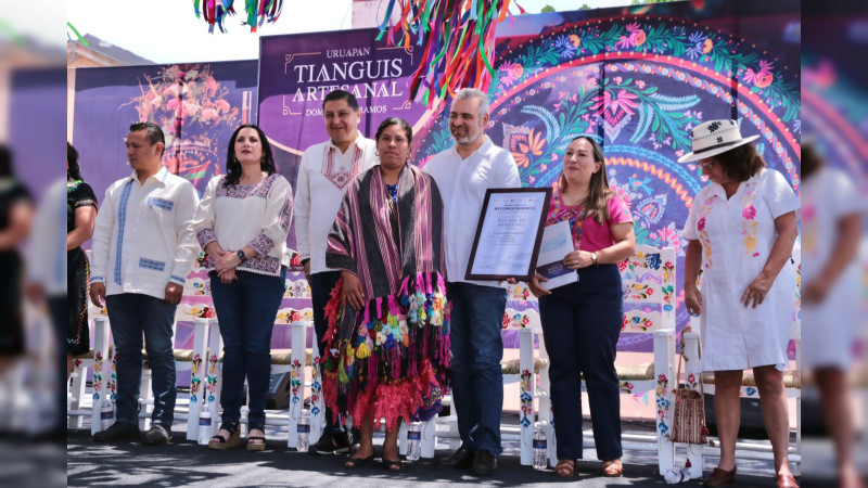 Premia Bedolla a ganadores de los concursos de Artesanías e Indumentaria Tradicional
