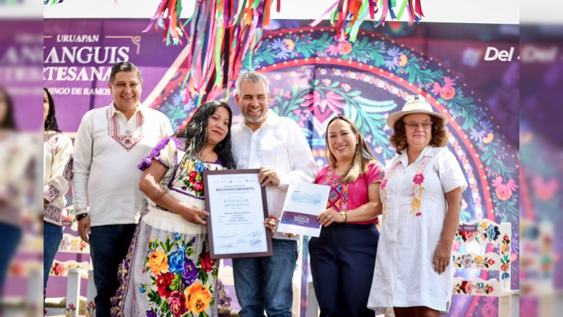 Bedolla premia a ganadores de los concursos de Artesanías e Indumentaria Tradicional, en Uruapan