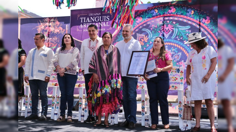 Bedolla premia a ganadores de los concursos de Artesanías e Indumentaria Tradicional, en Uruapan