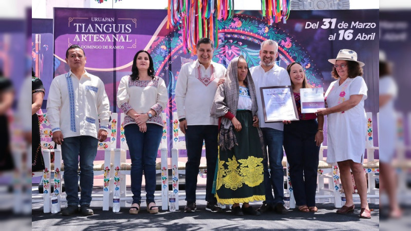 Bedolla premia a ganadores de los concursos de Artesanías e Indumentaria Tradicional, en Uruapan