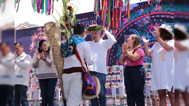 Bedolla premia a ganadores de los concursos de Artesanías e Indumentaria Tradicional, en Uruapan