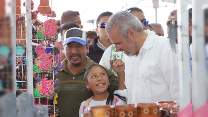 Bedolla premia a ganadores de los concursos de Artesanías e Indumentaria Tradicional, en Uruapan